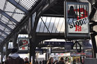 Plakataushang am Zürcher Hauptbahnhof mit den umstrittenen und den Religionsfrieden gefährdenden Plakaten zur Minarettverbots-Inititative