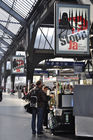 Nun hängt es auf öffentlichem Grund und prangt die muslimische Gemeinschaft am Hauptbahnhof in Zürich an: Das umstrittene Minarettverbots-Plakat der Berfürworter der Volksabstimmung