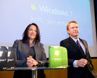 (c) fotodienst / Anna Rauchenberger - Wien, am 21.10.2009 - Ein 75m großes Windows 7 Logo erstrahlt an den Abenden vom 21. und 22. Oktober auf dem UNIQA Gebäude, einem der modernsten Gebäuden Wiens in unmittelbarer Umgebung von Urania, Donaukanal und Ringstraße. UNIQA begrüßt damit gemeinsam mit Raiffeisen Informatik als größte heimische Windows 7 Launch-Referenz das neue Microsoft Betriebssystem in der österreichischen Bundeshauptstadt. FOTO: Petra Jenner, Geschäftsführerin Microsoft Österreich und Mag. Wilfried Pruschak, Geschäftsführer der Raiffeisen Informatik