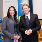 (c) fotodienst / Anna Rauchenberger - Wien, am 21.10.2009 - Ein 75m großes Windows 7 Logo erstrahlt an den Abenden vom 21. und 22. Oktober auf dem UNIQA Gebäude, einem der modernsten Gebäuden Wiens in unmittelbarer Umgebung von Urania, Donaukanal und Ringstraße. UNIQA begrüßt damit gemeinsam mit Raiffeisen Informatik als größte heimische Windows 7 Launch-Referenz das neue Microsoft Betriebssystem in der österreichischen Bundeshauptstadt. FOTO: Petra Jenner, Geschäftsführerin Microsoft Österreich und Mag. Wilfried Pruschak, Geschäftsführer der Raiffeisen Informatik