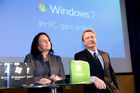 (c) fotodienst / Anna Rauchenberger - Wien, am 21.10.2009 - Ein 75m großes Windows 7 Logo erstrahlt an den Abenden vom 21. und 22. Oktober auf dem UNIQA Gebäude, einem der modernsten Gebäuden Wiens in unmittelbarer Umgebung von Urania, Donaukanal und Ringstraße. UNIQA begrüßt damit gemeinsam mit Raiffeisen Informatik als größte heimische Windows 7 Launch-Referenz das neue Microsoft Betriebssystem in der österreichischen Bundeshauptstadt. FOTO: Petra Jenner, Geschäftsführerin Microsoft Österreich und Mag. Wilfried Pruschak, Geschäftsführer der Raiffeisen Informatik