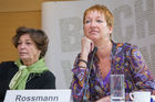 (c) fotodienst / Anna Rauchenberger - Wien, am 20.10.2009 - Im Rahmen eines Pressegesprächs präsentierten der Hauptverband des Österreichischen Buchhandels (HVB)  und Reed Exhibitions Messe Wien das Programm und die Protagonisten der BUCH WEN 09 Internationale Buchmesse, (12. bis 15. November) und Lesewoche (9. bis 15. November). FOTO: Eva Rossmann, Krimiautorin.