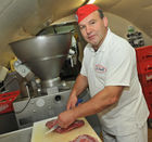 (C)fotodienst/Horst Sommer;In Zeiten von 'Schummelschinken' und Käseimitat stellt man sich zurecht die Frage, was steckt wirklich in den Lebensmitteln die wir täglich essen ? 
Foto: Fleischerei Ellinger Jakob
Obere Landstrasse 
3350 Krems