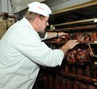 (C)fotodienst/Horst Sommer;In Zeiten von 'Schummelschinken' und Käseimitat stellt man sich zurecht die Frage, was steckt wirklich in den Lebensmitteln die wir täglich essen ? 
Foto: Fleischerei Amon Helmut in der Wienerstrasse, 3350Krems