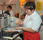 (C)fotodienst/Horst Sommer;In Zeiten von 'Schummelschinken' und Käseimitat stellt man sich zurecht die Frage, was steckt wirklich in den Lebensmitteln die wir täglich essen ? 
Foto: Fleischerei Ellinger Jakob
Obere Landstrasse 
3350 Krems