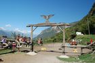 Kinder lieben Pferde und Ausritte durch die Naturlandschaft, wie hier im Wallis bei Sion. Children love horseriding and a trip through the beautiful landscape in the valley of Wallis