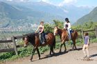 Pferdestall, Reitarena im Wallis: Die ersten Reitversuche sind kein Vergnügen, aber mit ein wenig Übung macht es den Kindern Spass. The first few horse-riding hours are not satisfiying but with a little bit practice it becomes a lovely leisure sport, 