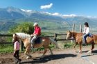 Die ersten Reitversuche sind noch kein Vergnügen, aber mit ein wenig Übung haben die Kinder grosse Freude am Reitsport im Reitstall in den Walliser Bergen. The first few horse-riding hours are hard, but with a little bit more experience it becomes a wonderfull leisure sport