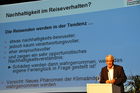 Prof. Dr. Hansruedi Müller vom Forschungsinstitut für Freizeit und Tourismus (FIF) der Uni Bern fordert die Reisebranche am 5. City-Challenge im Zürcher Hallenstadion auf, sich nach ISO 14001 zu zertifizieren und nachhaltigkeits-bewusster zu positionieren
