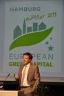 Hamburgs Tourismus-Direktor Thorsten Tschiner referierte an der 5. City Challenge für mehr Nachhaltigkeit im Tourismus und zeigt die Wertschöpfungskette für die European Green CApital 2011 Stadt auf
