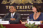 (C) fotodienst/Anna Rauchenberger - Wien 08.09.2009 - Heute fand im Rathaus in Wien die Pressekonferenz zu 'The Tribute In Memory of Michale Jackson' statt. Im Rahmen des Konzertes zu Ehren des am 25. Juni 2009 überraschend verstorbenen Sängers, das am 26. September 2009 vor dem Schloss Schönbrunn vor 65 000 Menschen stattfinden wird, werden zahlreiche internationale Stars Songs  von Michael Jackson interpretieren. FOTO v.l.:  Jermaine Jackson, Bruder von Michael Jackson, Initiator und Co-Produzent des Tribute Concerts, Renate Brauner, Vizebürgermeisterin Wien.