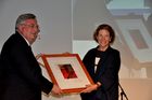 IKRK-Vizepräsidentin Christine Beerli durfte den Prix des Generations von World Demographic & Ageing Forum VR-Präsident Sven Hofmann entgegennehmen. Sven Hofmann hands over the Prix des Generation to ICRC-vice president Christine Beerli at the Campus in St. Gallen.