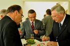 Sven Hofmann, Präsident des World Demographic & Ageing Forum anlässlich der Preisverleihung Prix des Generations an das IKRK mit Gästen beim Apéro im Campus St. Gallen. 