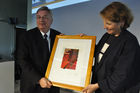 IKRK-Vizepräsidentin Christine Beerli durfte den Prix des Generations von World Demographic & Ageing Forum Präsident of the Board of Trustees Sven Hofmann entgegennehmen. ICRC-vice president Christine Beerli receives the Prix des Generation from the World Demographic & Ageing Forum President oft he board of Trustees Sven Hofmann.