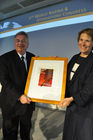 Sven Hofmann, President of the World Demographic & Ageing Forum, übergibt Christine Beerli, IKRK-Vizepräsidentin den Prix des Generation. Sven Hofmann hands over the Prix des Generation to ICRC-vice president Christine Beerli at the Campus in St. Gallen.