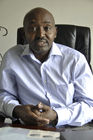 Kenya Red Cross Vizegeneralsekretär Dr.James Kisia beim Interview in seinem Büro in Nairobi. Kenya Red Cross Deputy Secretary General Dr. James Kisia giving an interview in his office in Nairobi