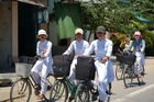 Vietnam: Junge Schülerinnen und Schüler mit dem Fahrrad auf dem Heimweg, Straßen-Verkehr, Mädchen, Buben, Knaben, Schule, Schulweg, 