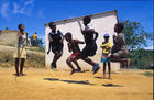 Opfer des südafrikanischen Bürgerkriegs: Südafrikanische Flüchtlingskinder im IKRK-Camp in Margate. Victims of South Africas civil war: refugie-children playing. 