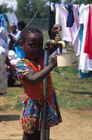 Durstendes südafrikanisches Flüchtlingskind im IKRK-Camp
refugie-child having thirst in the Margate refugie camp of the ICRC