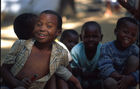 Südafrikanische Flüchtlingskinder im Margate Camp des IKRK. Opfer des südafrikanischen Bürgerkrieges zwischen ANC- und IFP-Mitgliedern. South African refugie-children at Margate refugie-camp. Victims of the ANC-IFP-civil war. 