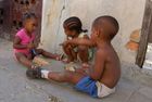Young kids playing on the street in Vedadao, Havanna: Armut in Kuba/Havanna Renovation; Sozialismus; Diktatur; Fidel Castro; Zuckerinsel, Cuba, Havanna-City, restored colonial houses & monuments from the UNESCO, Repression, Polizeistaat, Unterdrückung, Kommunismus, Revolution