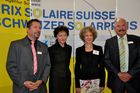 Die Gewinner des Schweizer Solarpreises wurden mit Bundesrätin Evelyne Widmer-Schlumpf und Zürichs neu gewählter Stadtpräsidentin Corine Mauch abgelichtet. 