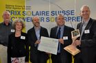 Bei der Schweizer Solarpreis-Verleihung in Zürich wurden die Gewinner für nachhaltiges Bauen + Modernisieren von Zürich's Stadtpräsidentin Corine Mauch und Bundesrätin Evelyne Widmer-Schlumpf geehrt. 