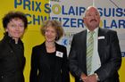Bundesrätin Eveline Widmer-Schlumpf und Zürichs neu gewählte, grüne Stadtpräsidentin Corine Mauch ehren die Gewinner des Solarpreises der Solar-Agentur in der Messe von Zürich