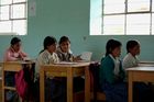 Das Bildungssystem in Peru ist noch immer in desolatem Zustand. Es mangelt an allem. An Lehrkräften, Lehrmitteln, Krippen, Transportmitteln und gesunder Ernährung. Viele Kinder haben einen langen Weg zur Schule. Andere erscheinen gar nicht. 