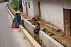 Ein Leben am Rande der Strasse und mitten in der weitverbreiteten Armut: Peruanische Bauern-Frauen und Kinder an der Strasse. Peru indo farmer women with children meeting each other along the street