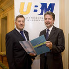 (C) fotodienst/Anna Rauchenberger - Wien 28.08.2009 - Die UBM Realitätenentwicklung AG erweist sich als krisenfest. Trotz der schlechten wirtschaftlichen Rahmenbedingungen ist das 1. Halbjahr 2009 für den in Zentraleuropa tätigen Immobilienentwickler durchaus gut verlaufen. UBM errichtet Büros, Hotels, Wohnhäuser sowie Gewerbe- und Logistikimmobilien. FOTO v.l.: Heribert Smole, CFO, Mitglied des Vorstandes, UBM, Dir. Mag. Karl Bier, Vorstandsvorsitzender, UBM.