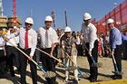 Zur feierlichen Grundsteinlegung für den Neubau auf dem Maag-Areal in Zürich West hatten neben der Swiss Prime Site AG (Investor) und der HRS Real Estate AG (Totalunternehmen)
auch der künftige Mieter, das Wirtschaftsprüfungs- und Beratungsunternehmen Ernst &
Young, eingeladen. Ernst & Young wird das Gebäude als neuen Zürcher Firmensitz nutzen.

