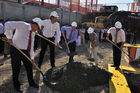 Zur feierlichen Grundsteinlegung für den Neubau auf dem Maag-Areal in Zürich West hatten neben der Swiss Prime Site AG (Investor) und der HRS Real Estate AG (Totalunternehmen)
auch der künftige Mieter, das Wirtschaftsprüfungs- und Beratungsunternehmen Ernst &
Young, eingeladen. Ernst & Young wird das Gebäude als neuen Zürcher Firmensitz nutzen.
