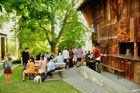 Grillparty im idyllischen Garten der heimatgeschützten Brauerei Flühgass im Zürcher Seefeld, die den beiden Kantonsrat-Kandidaten Urs Egger und Marco V. Camin sowie Roland Möhrle gehört.