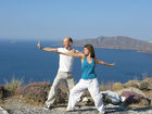 Auf dem Foto zu sehen sind Katharina Rainer-Trawöger (Yoga-Lehrerin) und Andreas Rainer (Qigong-Kursleiter) aus Wien, bei den Morgenübungen an der Caldera (der Kraterrand des in sich zusammen gestürzten Vulkans)  in Griechenland im Juli 2008. Beim Seminar 