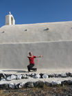 Der Qigong-Kursleiter Andreas Rainer aus Wien zeigt eine  Qigong-Übung aus der chinesischen Serie des Daoyin Yangshenggong (DYYSG) in Oia auf Santorin (Thira) im Juni 2009. Die Übungen dieser Qigong-Serien bestechen durch klingende Namen und gesundheitsfördernde Wirkung. Fotografin: FREIRAUM-Institut, Katharina Rainer-Trawöger 