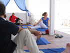 Auf dem Foto zu sehen ist Katharina Rainer-Trawöger, Yoga-Lehrerin aus Wien, beim Unterricht  in Griechenland im Juni 2009 im 