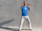 Auf dem Foto zu sehen ist Andreas Rainer, Qigong-Kursleiter aus Wien, beim Qigong  in Griechenland im Juni 2009, im Rahmen der Freizeitakademie Santorin, beim Seminar 