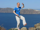 Andreas Rainer, Qigong-Kursleiter aus Wien, zeigt eine  Qigong-Übung aus den chinesischen Wudang-Bergen in Oia auf Santorin im Juni 2009, hoch über dem Meer am Kraterrand, der Caldera. Die Übung aus der Serie der 13 Säulen nennt sich 