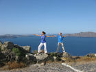 Auf dem Foto zu sehen sind Katharina Rainer-Trawöger (Yoga-Lehrerin) und Andreas Rainer (Qigong-Kursleiter) aus Wien, bei den Morgenübungen am Kraterrand eines zum großen Teil erloschenen Vulkans  in Griechenland im Juni 2009. Beim Seminar 
