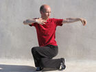 . Der Qigong-Kursleiter Andreas Rainer aus Wien zeigt eine  Qigong-Übung aus der chinesischen Serie des Daoyin Yangshenggong (DYYSG) im Juni 2009. Die Übungen dieser alten Qigong-Serien bestechen durch gezielten Muskelaufbau und – je nach Übung - Stimulierung einzelner Organe. Fotografin: FREIRAUM-Institut, Katharina Rainer-Trawöger 