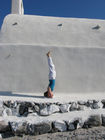 Auf dem Foto zu sehen ist Katharina Rainer-Trawöger, Yoga-Lehrerin aus Wien, beim Kopfstand  in Griechenland im Juni 2009. Diese Asana (gehaltene Stellung) wurde auf Sanskrit 