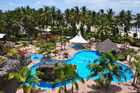 Badeferien-Gäste können sich bestens in der prächtigen Pool-Landschaft im Diani Reef Beach & Spa Resort Hotel an Mombasas Südküdste erholen. 