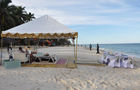 Erst ein Cocktail  dann ein gediegenes Fünf-Gang-Nachtessen am Strand im Majaraja Strand-Pavillon des Diani Reef Hotels in Mombasa, so lassen sich Badeurlauber gerne verwöhnen