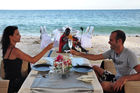 Gediegenes 5 Gang- Nachtessen am Strand und zuvor ein Cocktail im Maharaja Strand-Pavillon, so werden die Gäste des Diani Reef Hotels verwöhnt