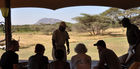 Auf Safari: Lagebesprechung vor dem Game Drive im Joy's Camp im Samburu Nationalpark. Der Wildhüter klärt die Safari-Gäste über das Sicherheitsprozedere und Verhalten im Busch auf