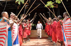 Grosses Tam-Tam für VIP's wie Diani Reef Resort Director Aman Bhandari im Hotel Diani Reef an der Südküste Mombasa. Camel-Welcome ceremony; Diani Reef Resort; Mombasa South Coast; Hotellerie; Luxus-Hotel; tourism; tourists; Touristen