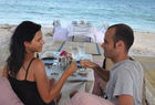 So lebt sich gut: Gediegenes 5 Gang- Nachtessen am Strand und zuvor ein Cocktail im Majaraja Strand-Pavillon. so werden die Gäste des Diani Reef Hotels verwöhnt