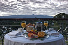 Herrlicher Panorama- Ausblick auf den zweithöchsten Gipfel Kenya's beim Frühstücksbuffet von der Veranda des Fairmont Mount Kenya Safari Club. Beautiful panoramic view to Mount Kenya from the Veranda of the Fairmont HOtel Mount Kenya Safari Club