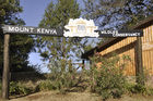 Das Eingangsportal zur legendären Mount Kenya Safari Lodge am Fuss des zweithöchsten Berges in Kenya